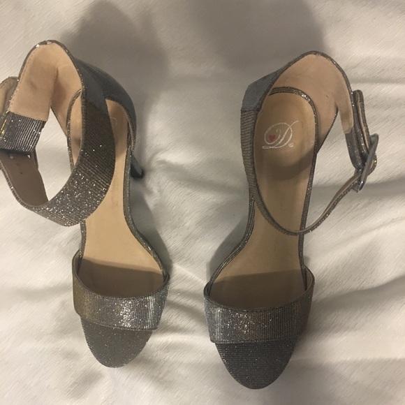 Heart in D Heel Shoes - Picture 4 of 8